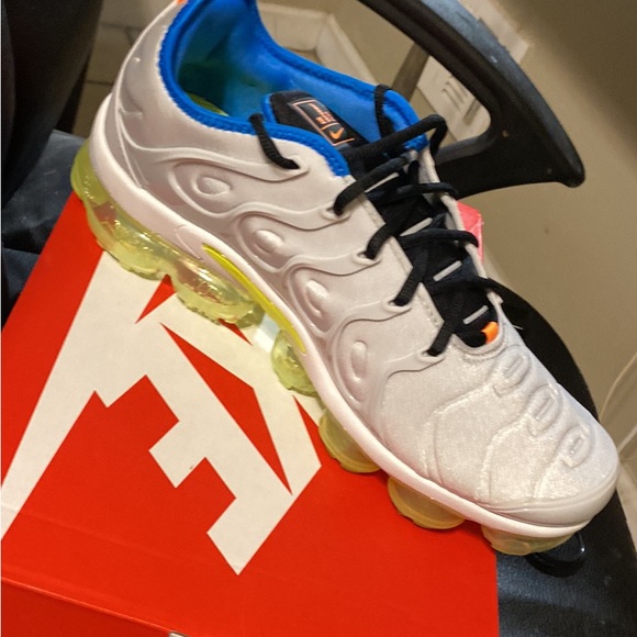 Never been worn, new in box - Picture 2 of 2